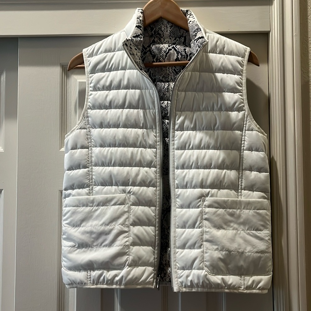 Reversable puffer vest